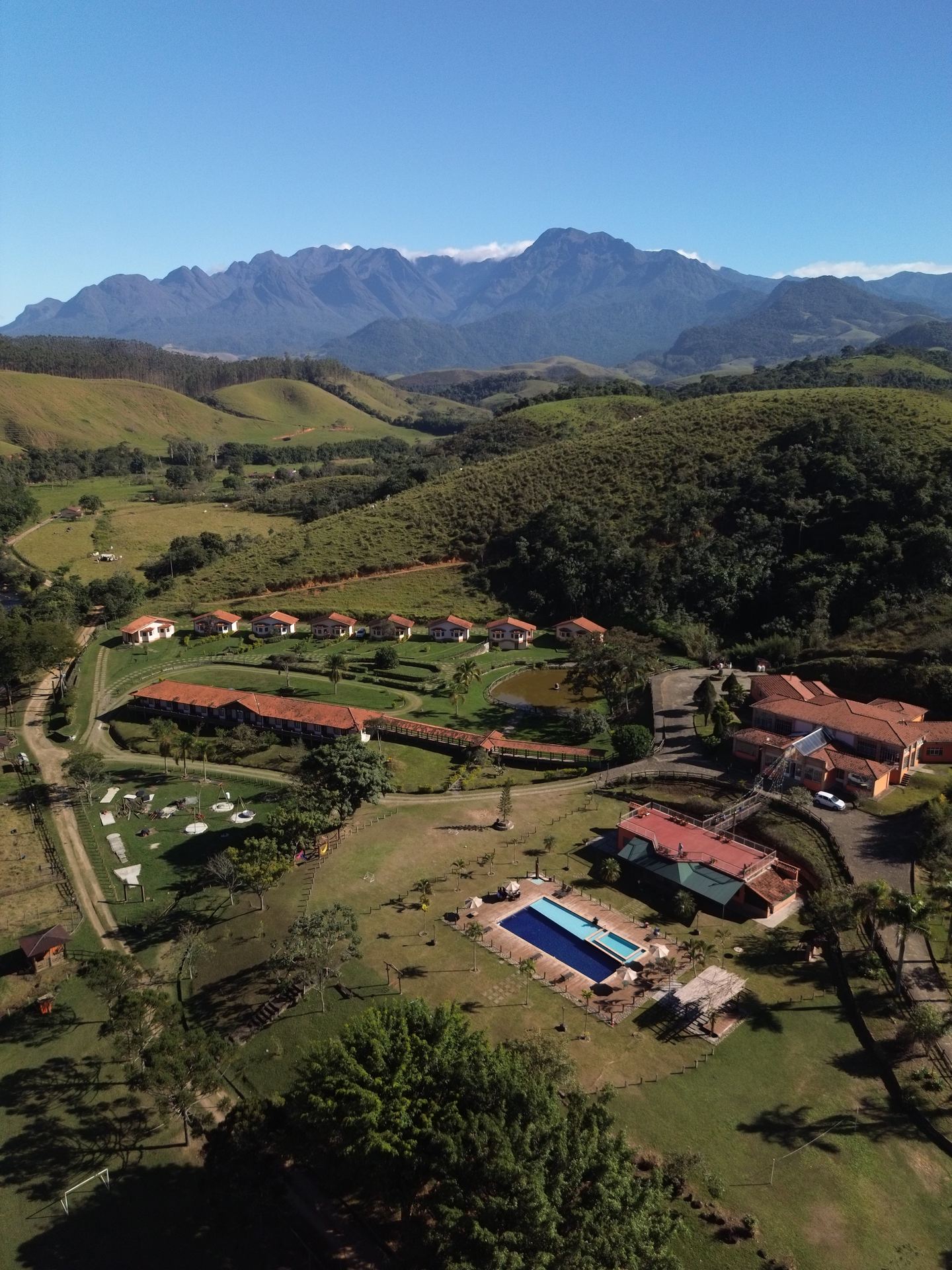 Vista aérea do Hotel Fazenda Rio do Salto com a Serra da Mantiqueira ao fundo