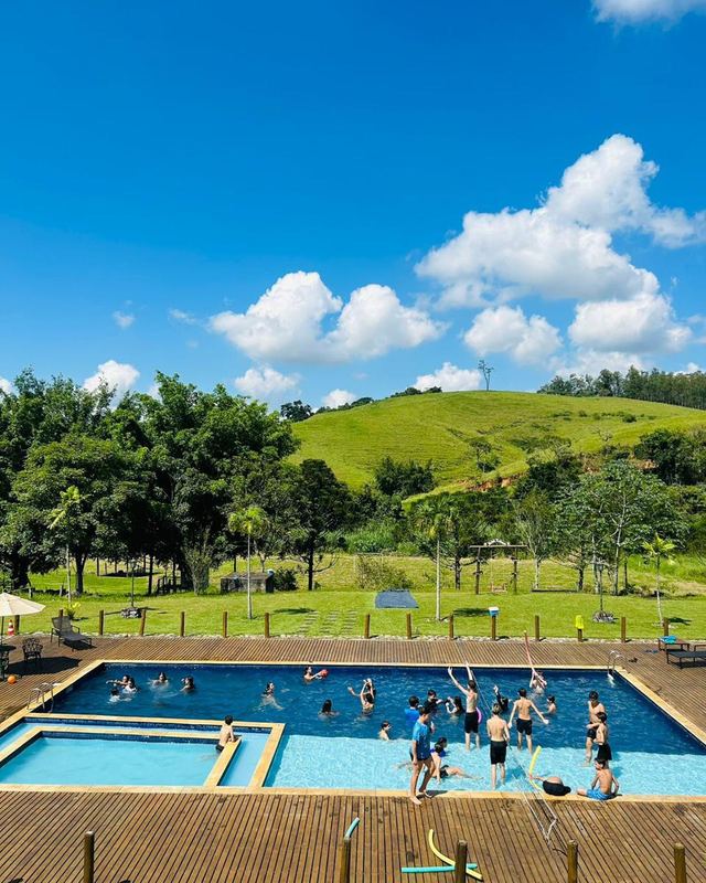 Piscina com os morros ao fundo