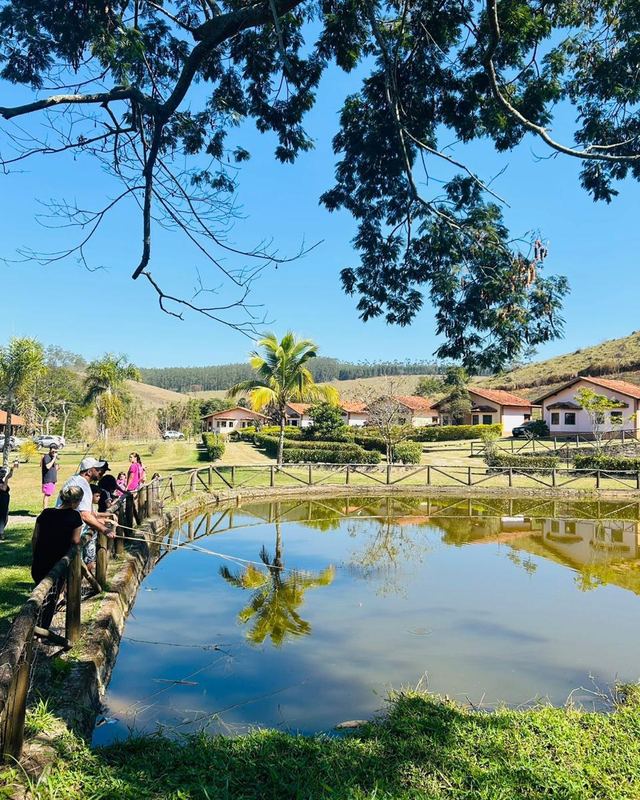Lago com os chalés e as montanhas