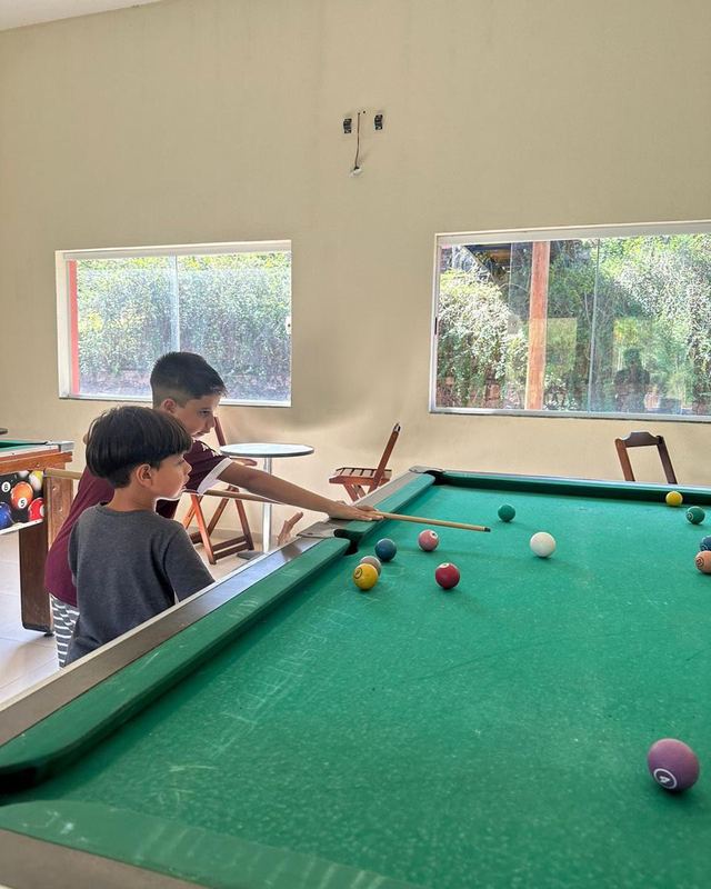 Salão de jogos com bilhar