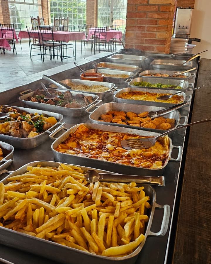 Bufê do almoço no restaurante da fazenda